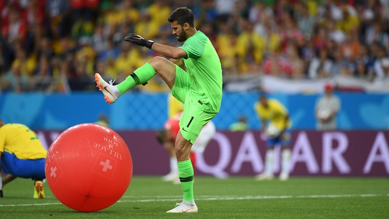 Алисон давит красный шар