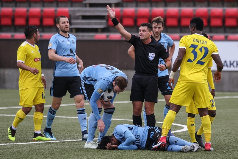 Столкновение в матче Викингур — ХИК