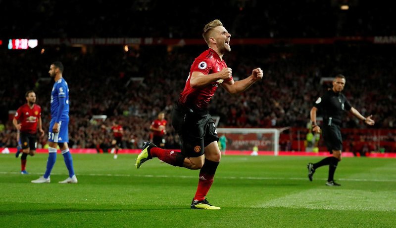 Люк Шоу празднует гол в ворота «Лестер Сити»