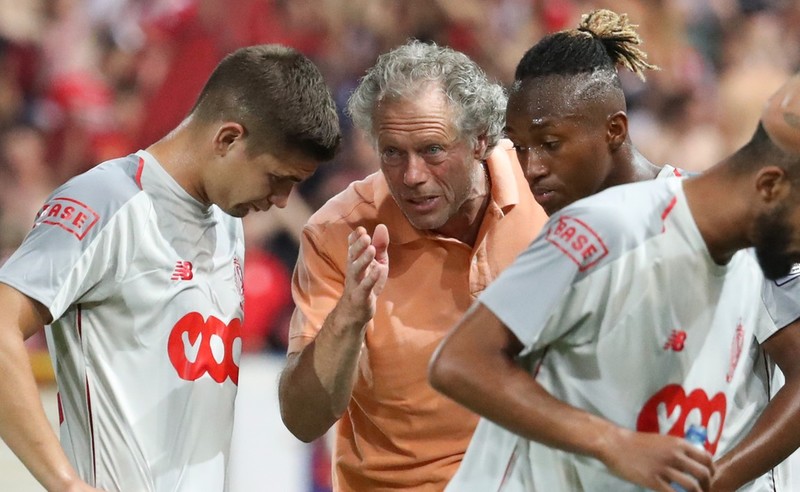 Мишель Прюдомм объясняет игрокам, что делать в матче против «Васланд-Беверена»