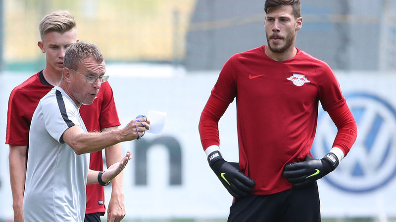 Ральф Рангник на тренировке перед матчем с «Университатей»