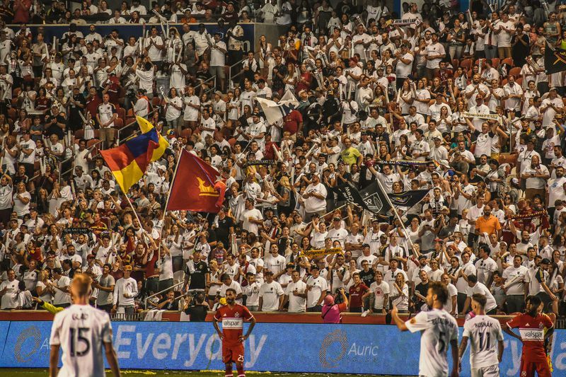 Болельщики «Реал Солт-Лейк» на «Рио Тинто Стэдиум» в матче против «Чикаго Файр»