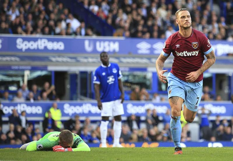 Марко Арнаутович празднует гол в матче против «Эвертона» (1:3)