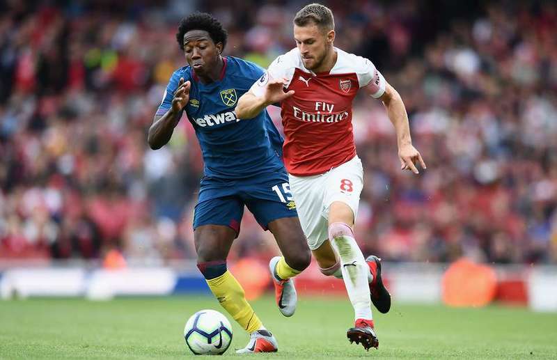 Карлос Санчес против Аарона Рэмзи