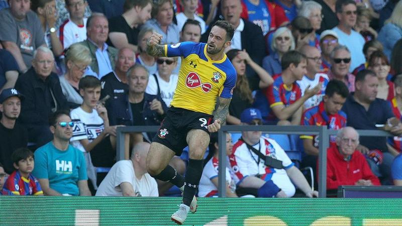 Дэнни Ингз празднует гол в ворота «Кристал Пэласа»