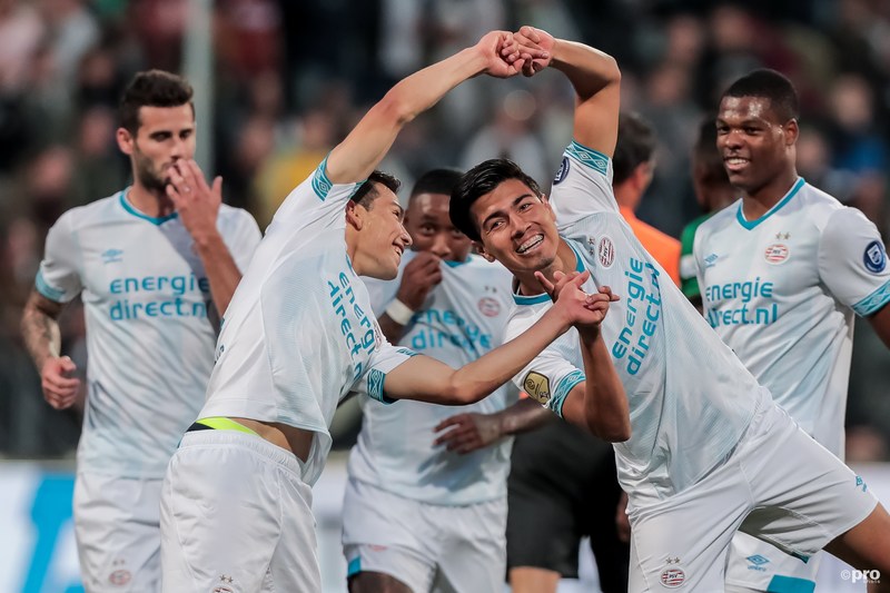 Игроки ПСВ празднуют гол в ворота «Ден Хаага»
