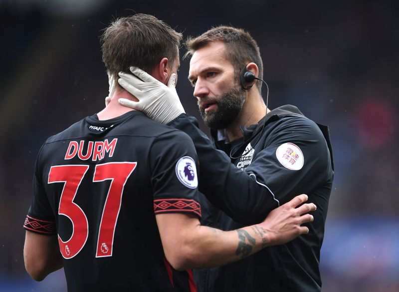 Эрик Дурм получает медицинскую помощь в матче против «Лестера» (3:1)