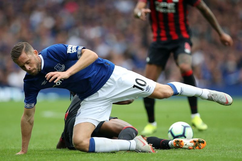 Гильфи Сигурдссон в матче против «Хаддерсфилда»