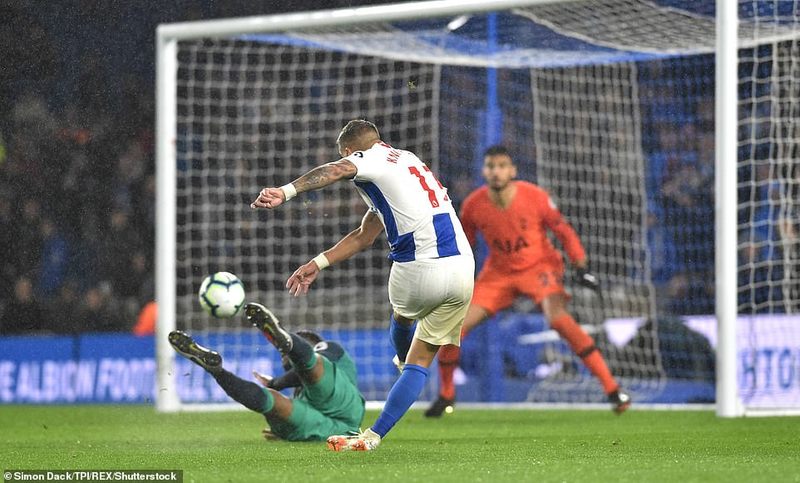 Антони Нокар забивает гол в ворота «Тоттенхэма» (1:2)