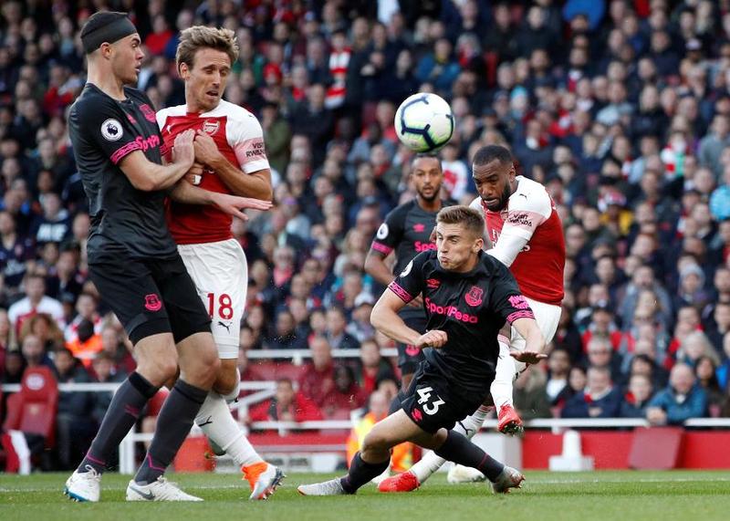 Гол Александра Ляказетта в ворота «Эвертона» (2:0)