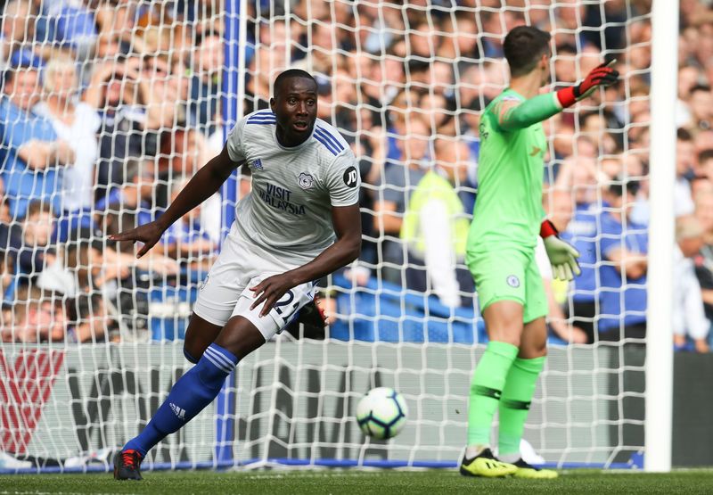 Сол Мамба празднует гол в ворота «Челси»