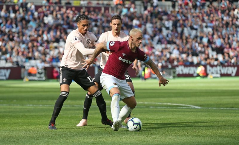 Марко Арнаутович против Криса Смоллинга и Неманьи Матича в домашнем матче против «Манчестер Юнайтед» (3:1)