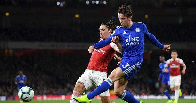 Удар Бена Чилуэлла, после которого Эктор Бельерин забивает в свои ворота в домашнем матче «Арсенала» против «Лестера Сити» (3:1)