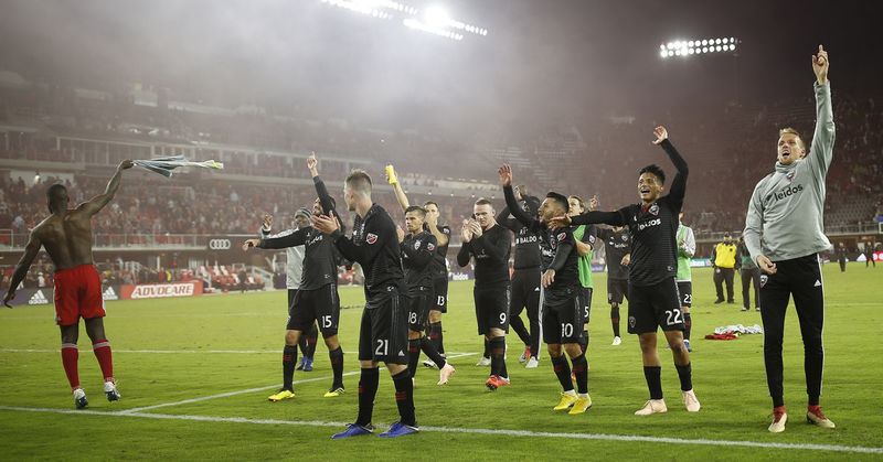 Игроки «ДС Юнайтед» празднуют повышение в турнирной таблице