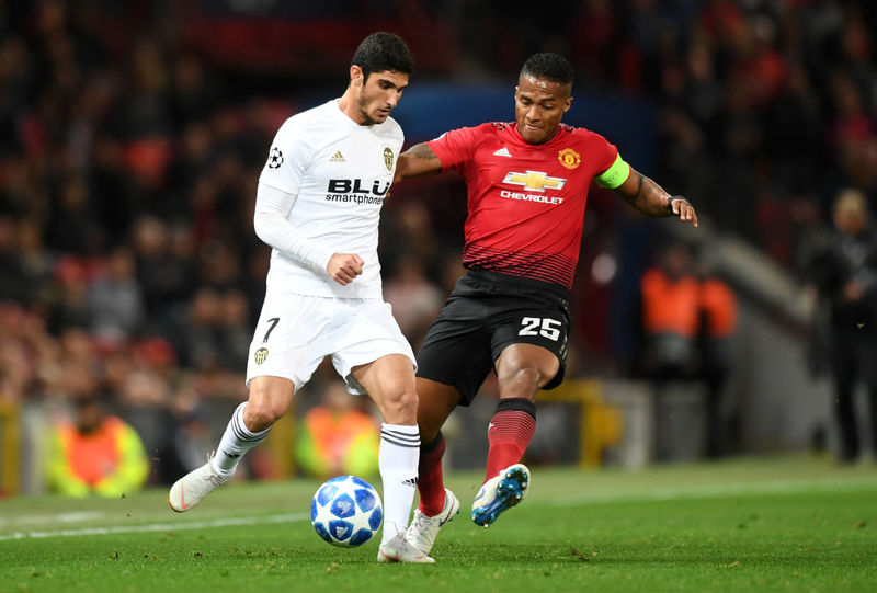 Гонсалу Гедеш против Антонио Валенсии в выездном матче «Валенсии» против «Манчестера Юнайтед» (0:0)