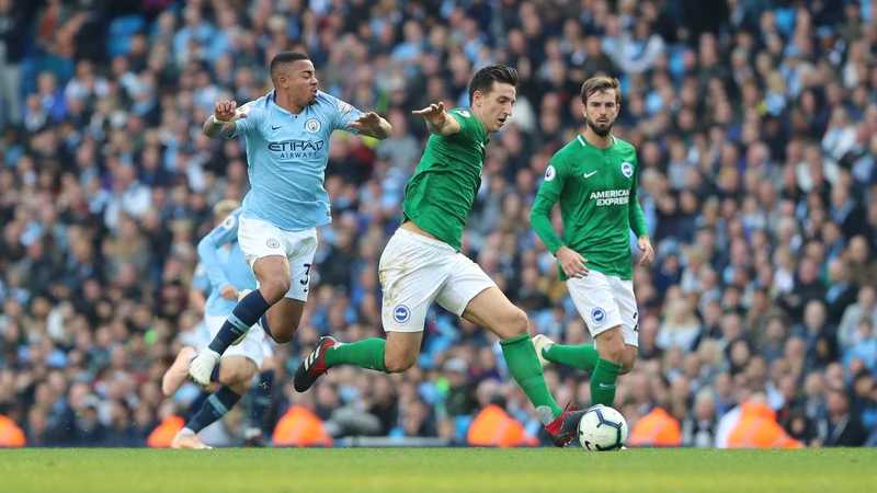 Льюис Данк против Габриэла Жезуса в выездном матче против «Манчестера Сити» (2:0)