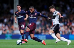 Александр Ляказетт против Лусиано Вьетто в выездном матче «Арсенала» против «Фулхэма» (1:5)