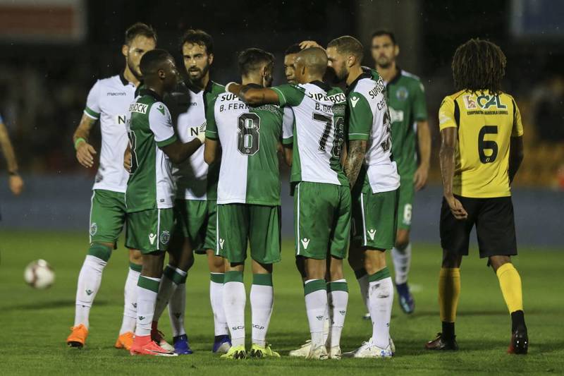 Игроки «Спортинга» празднуют гол в выездном матче против «Лореша» (1:2)