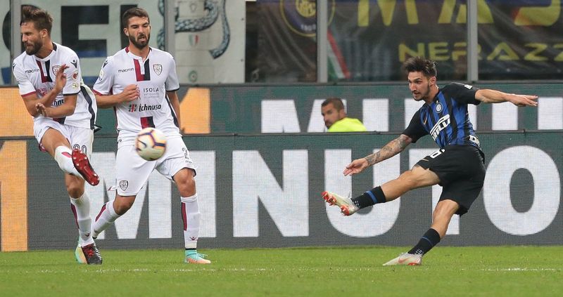 Маттео Политано забивает гол в домашнем матче против «Кальяри» (2:0)