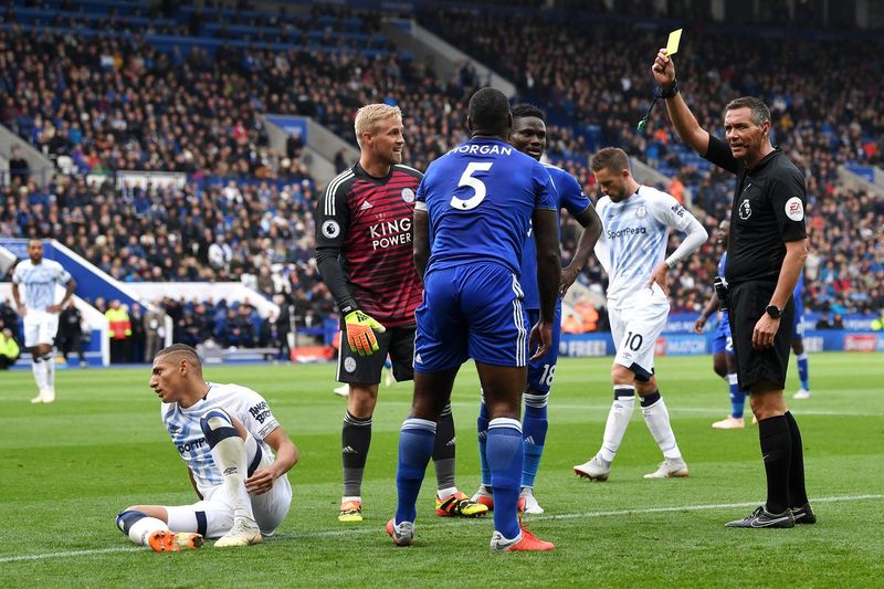 Уэс Морган получает вторую жёлтую карточку в домашнем матче «Лестера Сити» против «Эвертона» (1:2)