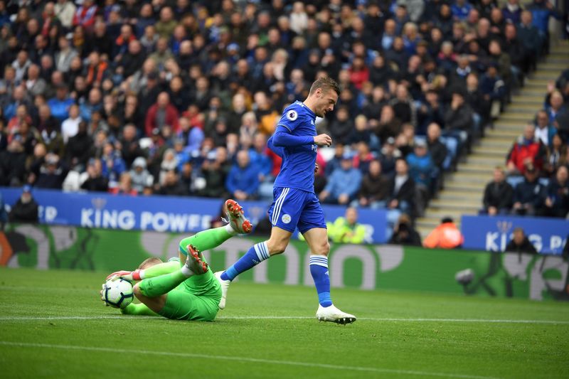 Джордан Пикфорд не даёт Джейми Варди забить гол в выездном матче «Эвертона» против «Лестера Сити» (1:2)