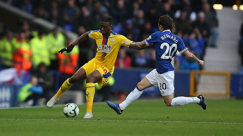 Эрон Уан-Биссака против Бернарда в выездном матче «Кристал Пэласа» против «Эвертона» (2:0)