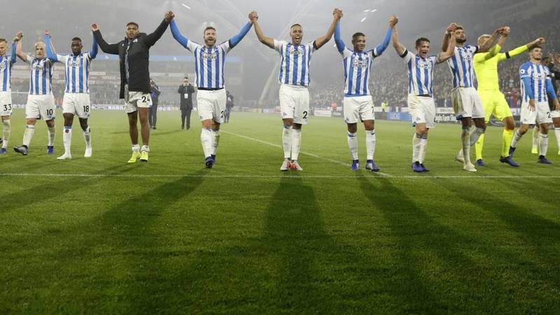 Игроки «Хаддерсфилда» празднуют первую победу в сезоне после домашнего матча против «Фулхэма» (1:0)