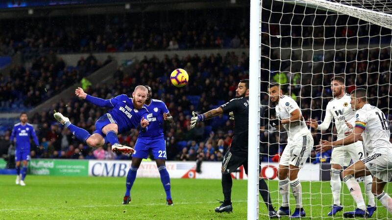 Арон Гуннарссон забивает гол в домашнем матче «Кардиффа» против «Вулверхэмптона» (2:1)