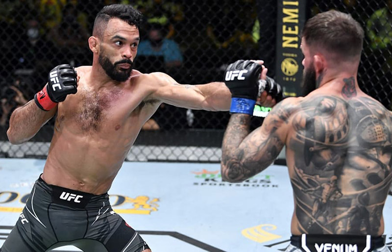 Роб Фонт в бою с Коди Гарбрандтом