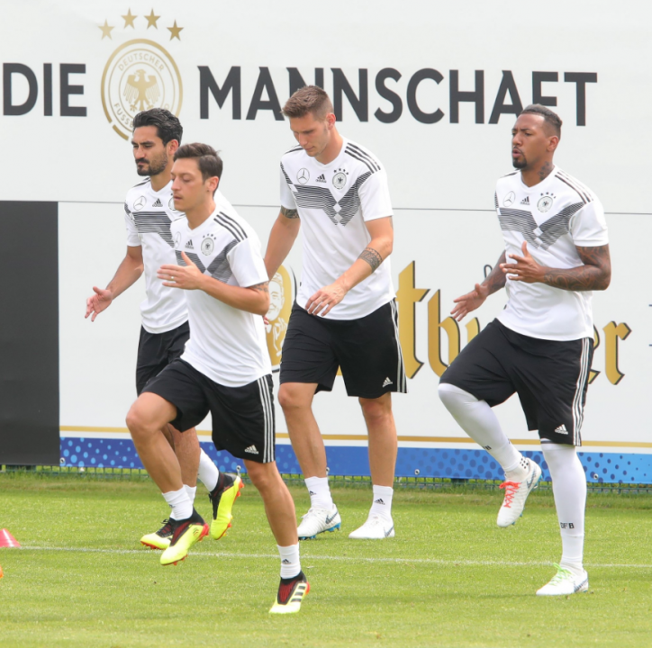 Озил и Боатенг тренируются